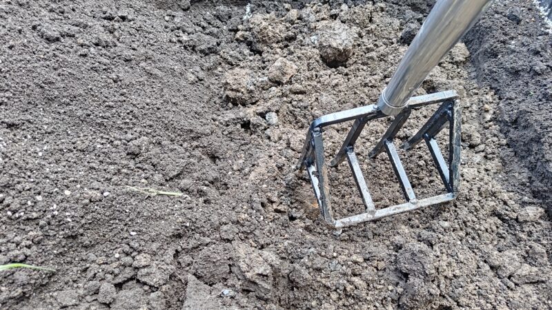カチカチ地面も耕せる「超頑丈な土起こしフォーク」 65